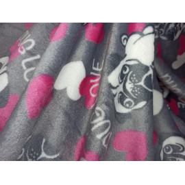 Mopsz mintás szürke fehér-pink szivecskés 200 x 230cm puha takaró wellsoft ágytakaró