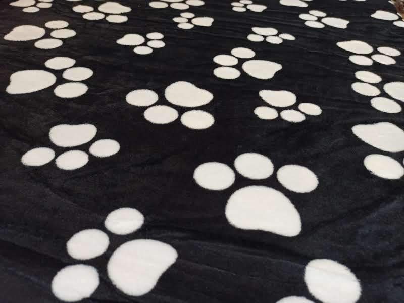 200x230cm Fekete alapon fehér kutya mancs mintás puha takaró wellsoft ágytakaró pléd